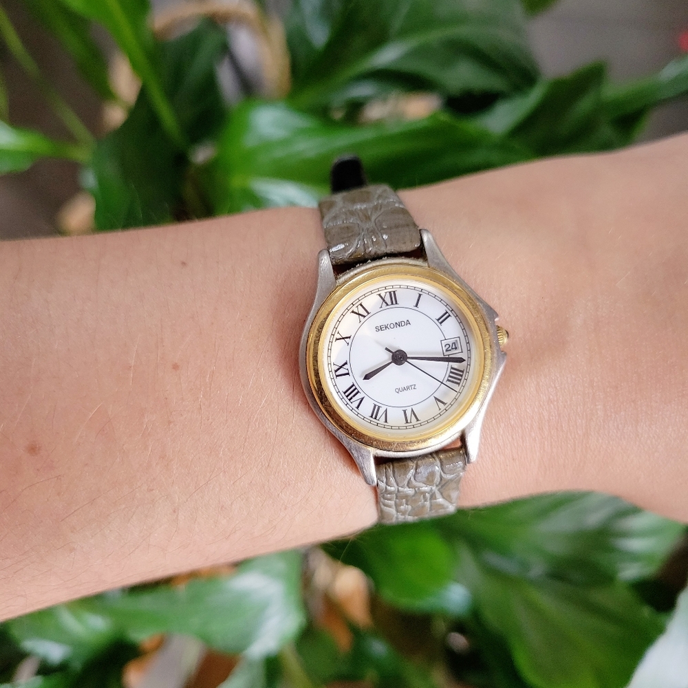 Vintage Sekonda Classic Quartz Roman Numerals Leather Calendar Watch